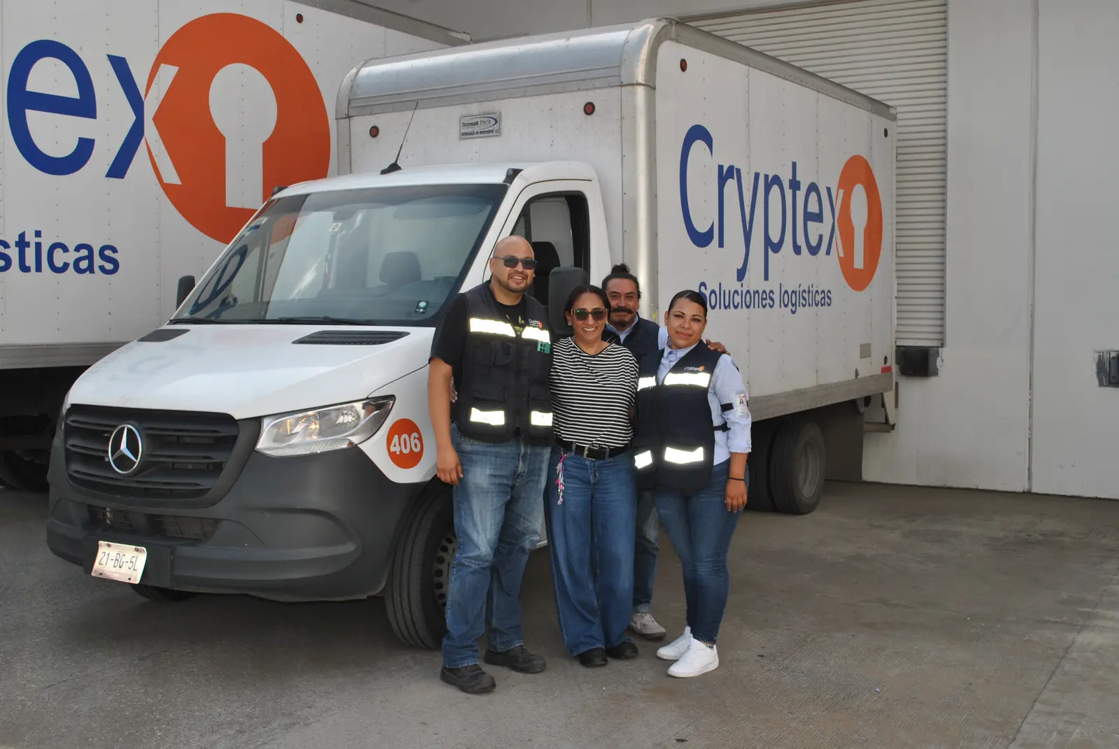 Equipo de Cryptex junto a una unidad de reparto de la flotilla propia