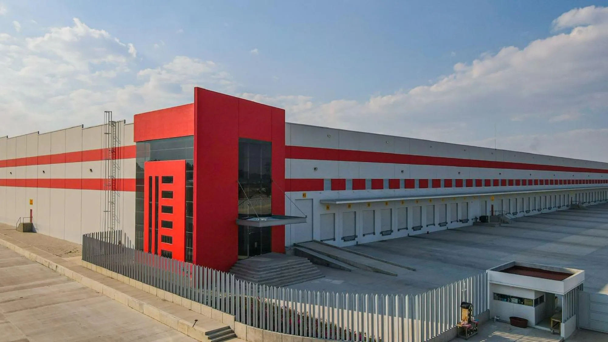 Fachada y andenes de carga del Parque Industrial Cryptex