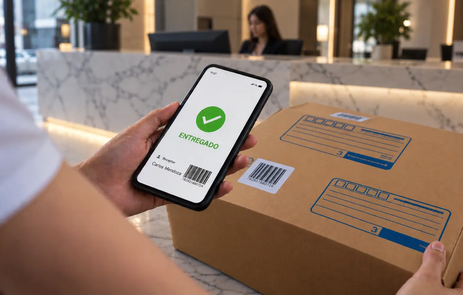 Confirmación de entrega en un teléfono al recibir un paquete en recepción